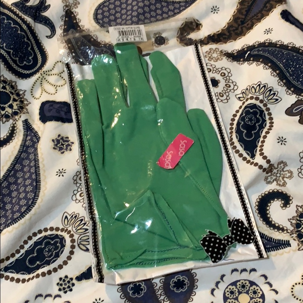 New moisturizing gloves